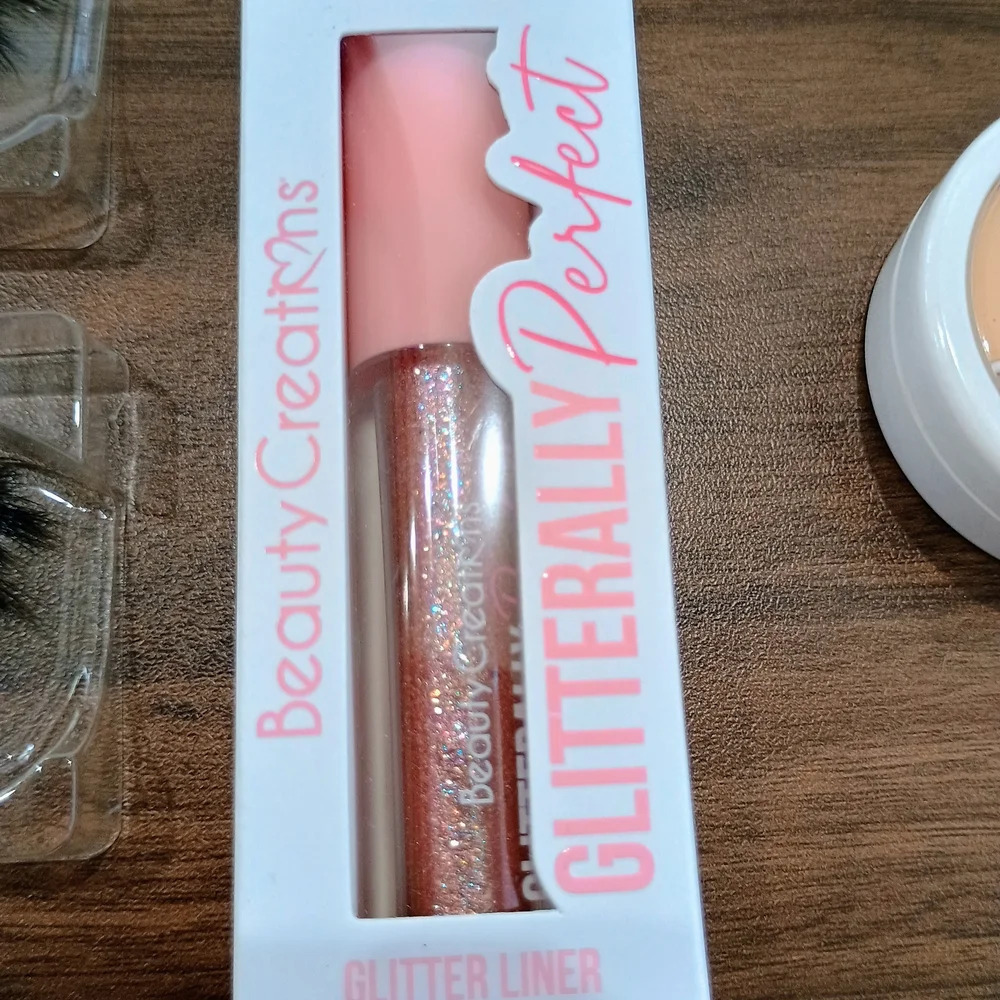 Eyelash And Eye Makeup Bundle. - Picture 3 of 5